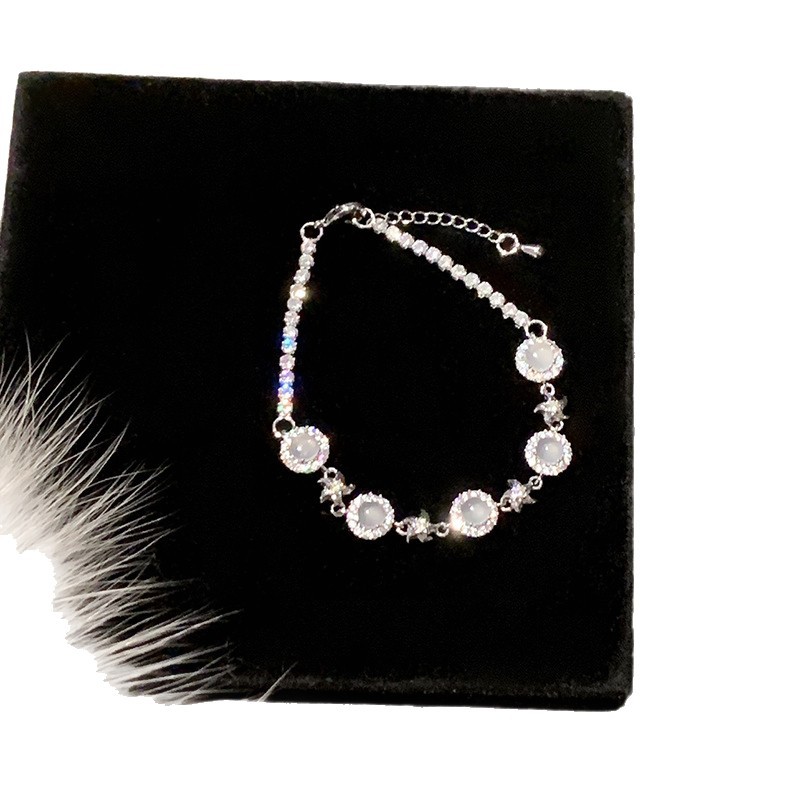 Pulsera de flor de calcedonia redonda de circón Pulsera francesa simple pequeña fresca y versátil, joyería de alta calidad de lujo ligero al por mayor