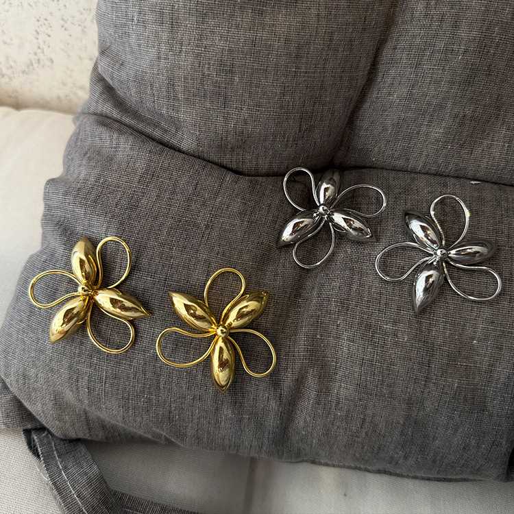 Women's Gender 1 Pair Simple Style Classic Style Flower Plating Copper Ear Studs