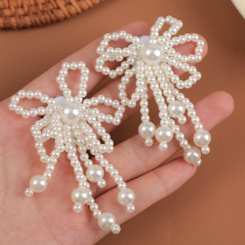 Nihaojewelry Wholesale Jewelry Simple Hand-woven Flower Pearl Earrings display picture 2