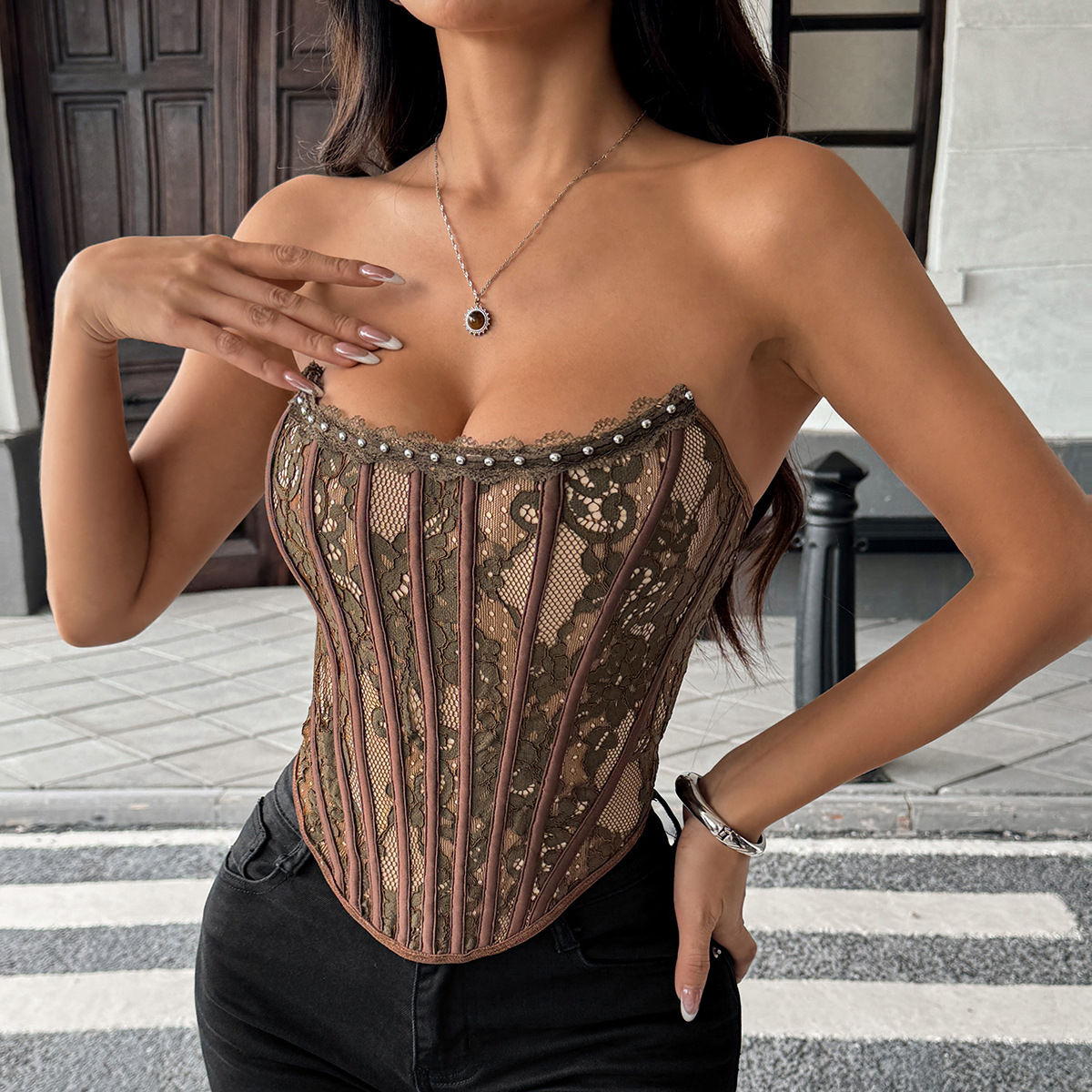 Elegantes, verführerisches Korsett im Pure Desire Style mit floraler Spitze, schmaler Passform, Fischgrätenmuster, Knopfleiste am Rücken und hochwertigem, sexy Design. Ohne Halskette oder andere Accessoires._voghion.com