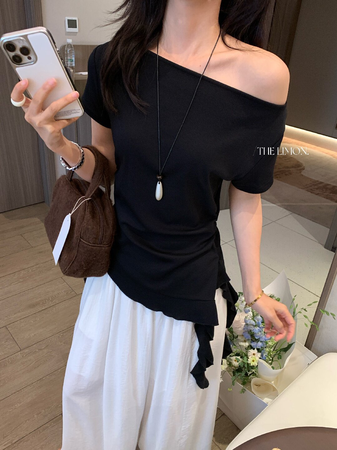 Áo thun nữ tay ngắn thiết kế lệch vai, dây rút eo, phong cách Hàn Quốc — màu đen, Màu cà phê, màu trắng, Xám hoa chi tiết 37