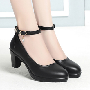 ��ˮ̨�߸��ָ��A�^����Ů��ЬܛƤģ��һ�֎������и�����Ь