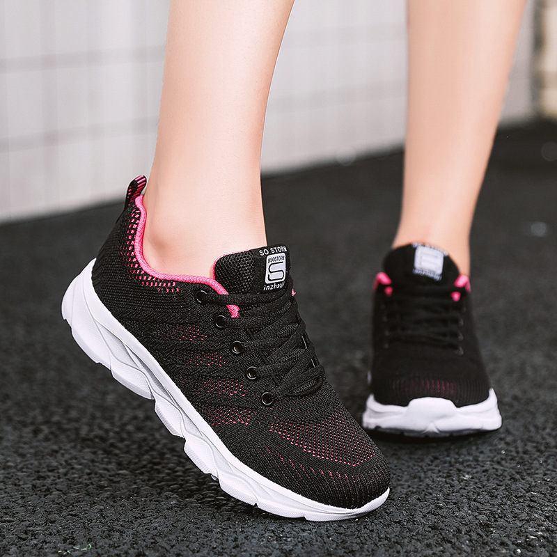 Zapatos de madres suaves de calidad zapatos de carreras deportivos casuales de tejido volante estilo coreano ligero y simple estilo de moda juvenil