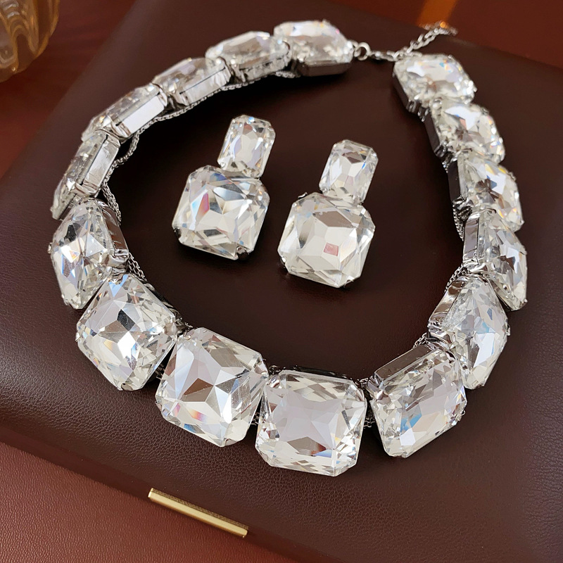 Pendientes cuadrados con incrustaciones de diamantes Collar de dos piezas Pendientes de temperamento exagerado de todo fósforo de moda Accesorios de vestir de alta gama de lujo ligero