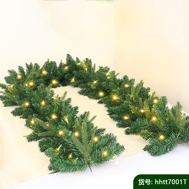クリスマスの植毛は雪の松の枝をくっつけて装飾品の藤の条を持ってホテルのショーウインドーの扉を飾って壁面の学校のレストランを掛けます。|undefined