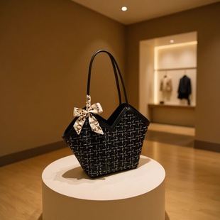 Large Capacity Tote Bag Korean Style Commuter Underarm Bag Women's 2025 New Autumn and Winter Stitching Color Contrast Plaid Shoulder Bag