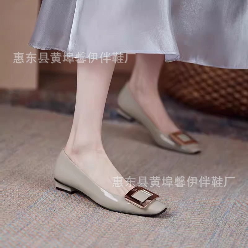 2025春夏新款网红同款漆皮方扣平底单鞋粗跟中跟方头浅口女鞋通勤