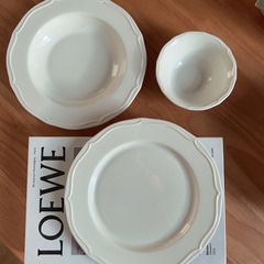 ヨーロッパのレトロでシンプルな陶磁器の平盤の深い皿のフランス式の純白の洋食の皿のケーキのデザートの皿のサラダの碗のins