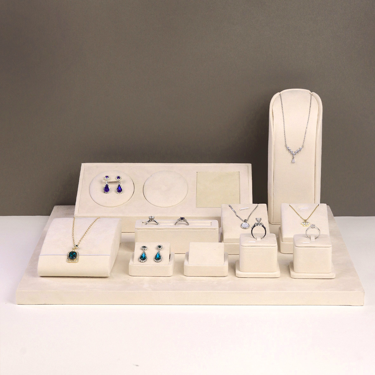 ����ֱ���ߵ���̨�鱦����չʾ���߽�ָ��׹������Ʒ�ڷų��м�