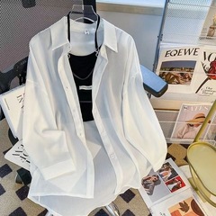 夏の新商品のシフォンはシャツの長袖を干します。