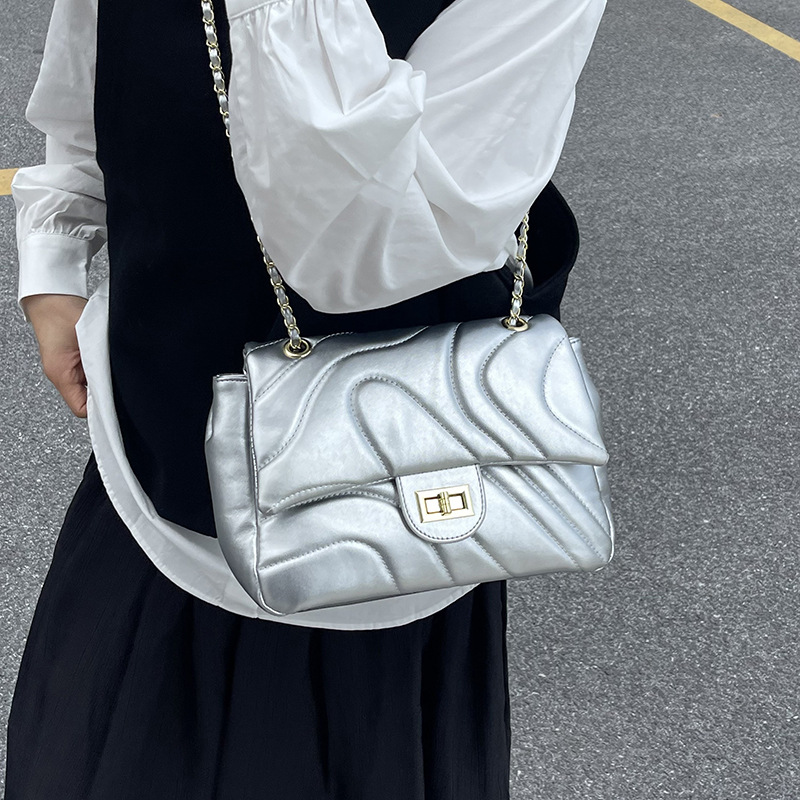 Bolsos de brazo populares transfronterizos para mujeres 2025, otoño y invierno, nuevos bolsos de cadena de viento fragante, bolsos de hombro exquisitos, bolsos de hombro versátiles