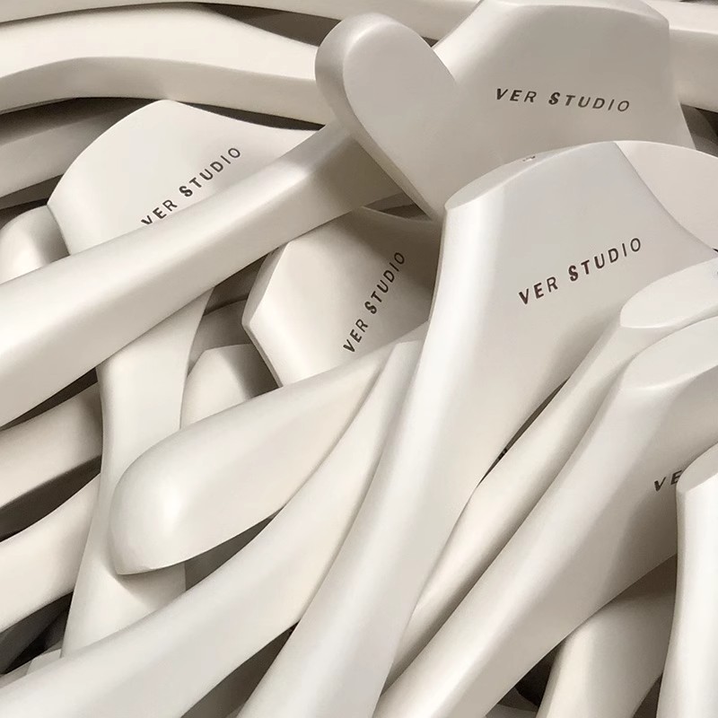 ハンガー洋服店専用女装実木高級米白ウェディングドレス服サポート乳白ズボンフレーム滑り止めロゴ