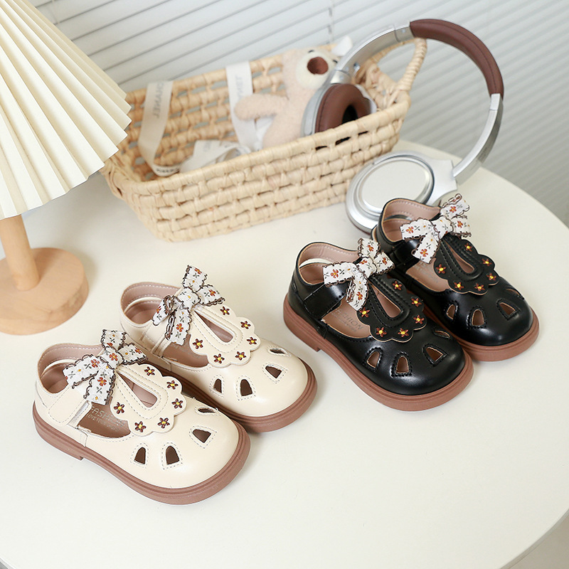 Niñas bordadas zapatos de princesa de arco para niños sandalias de cabeza de verano 2025 nuevo hueco zapatos de moda para niños image 1