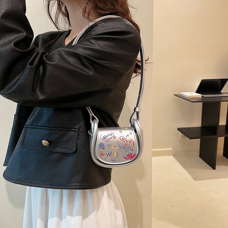 2023新款夏天流行爆款斜挎包高级感小众设计包包女超火迷你马鞍包