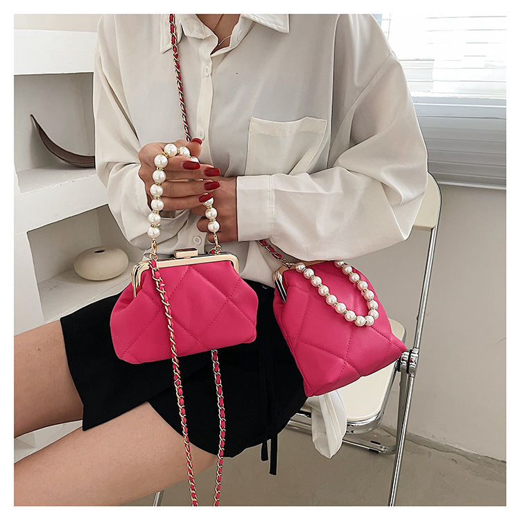 Female Bag 2021 New Trendy Fashion Chain Messenger Bag Pearl Handle Clip Bag display picture 6