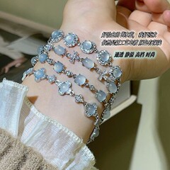 ニッチなアクアマリンカルセドニー四つ葉の花二層フルダイヤモンドマイクロ象嵌ジルコンブレスレット女性用絶妙な積み重ね可能なハイエンドブレスレット