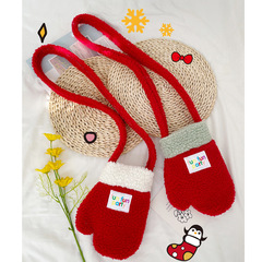 手作りのかわいい手袋のぬいぐるみはクリスマスの年越しの小包を包んで、大きな赤いぬいぐるみは冬に色をつけて親子のバッグをつなぎ合わせます。