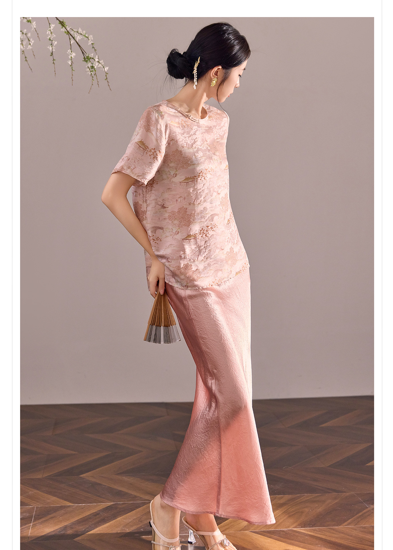 Áo thun cổ tròn tay ngắn phong cách Tân Trung Hoa đính khuy vải, chất liệu lụa tơ tằm jacquard — Màu hồng, màu mơ chi tiết 5