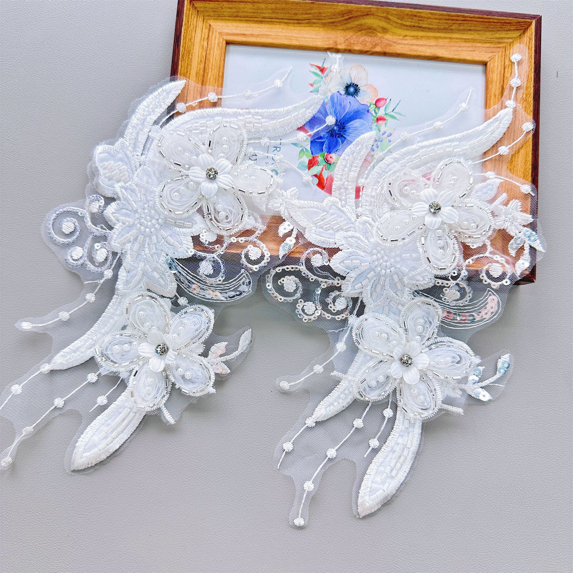 Venta caliente transfronteriza blanco bordado de lentejuelas flor tridimensional DIY pegatinas de tela vestido de novia de lujo frente pecho flor decorativa