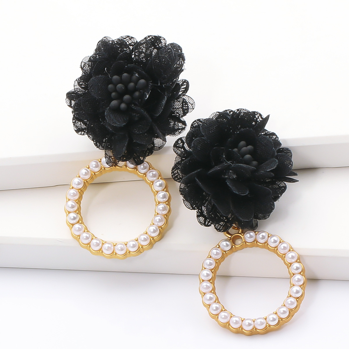 Fashion Geometric Circle Inlaid Pearl Flower Earrings display picture 2