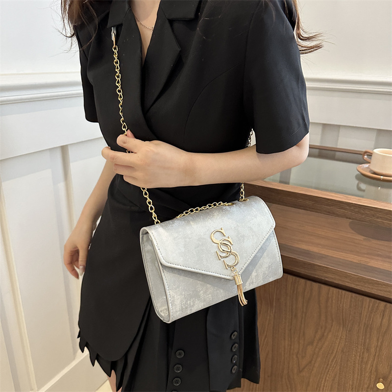 Bolsos de textura superior para mujeres 2024 nueva moda cadena de borda pequeña bolsa cuadrada para mujeres de viaje universal mochila de hombro