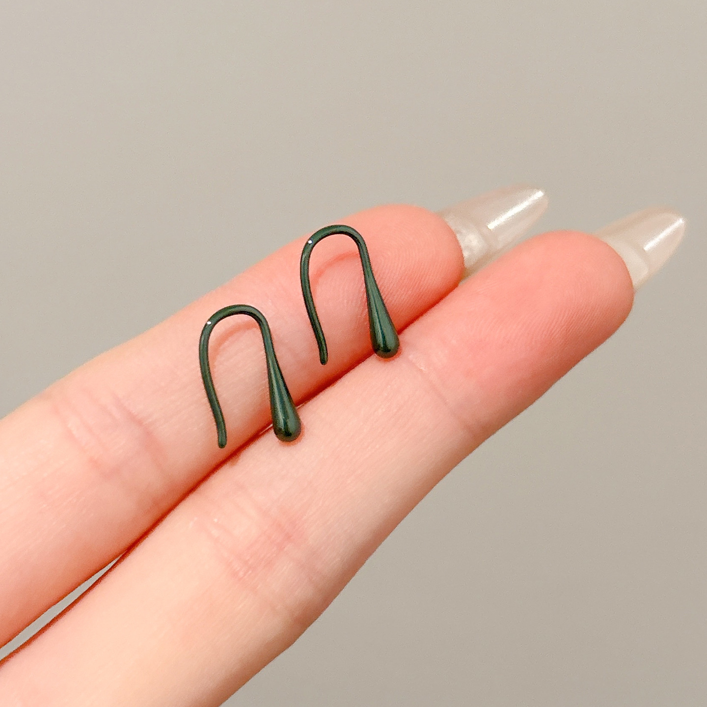 Puesto de mercado nocturno Pendientes de temperamento de moda caliente Pendientes de otoño e invierno para mujer Pendientes de perlas de imitación de lujo ligero de alta gama al por mayor