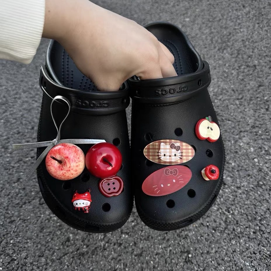 Serie Apple ~ Verano nuevo estilo lindo rojo manzana dibujos animados zapatos con agujeros zapatos flor diy adornos desmontables