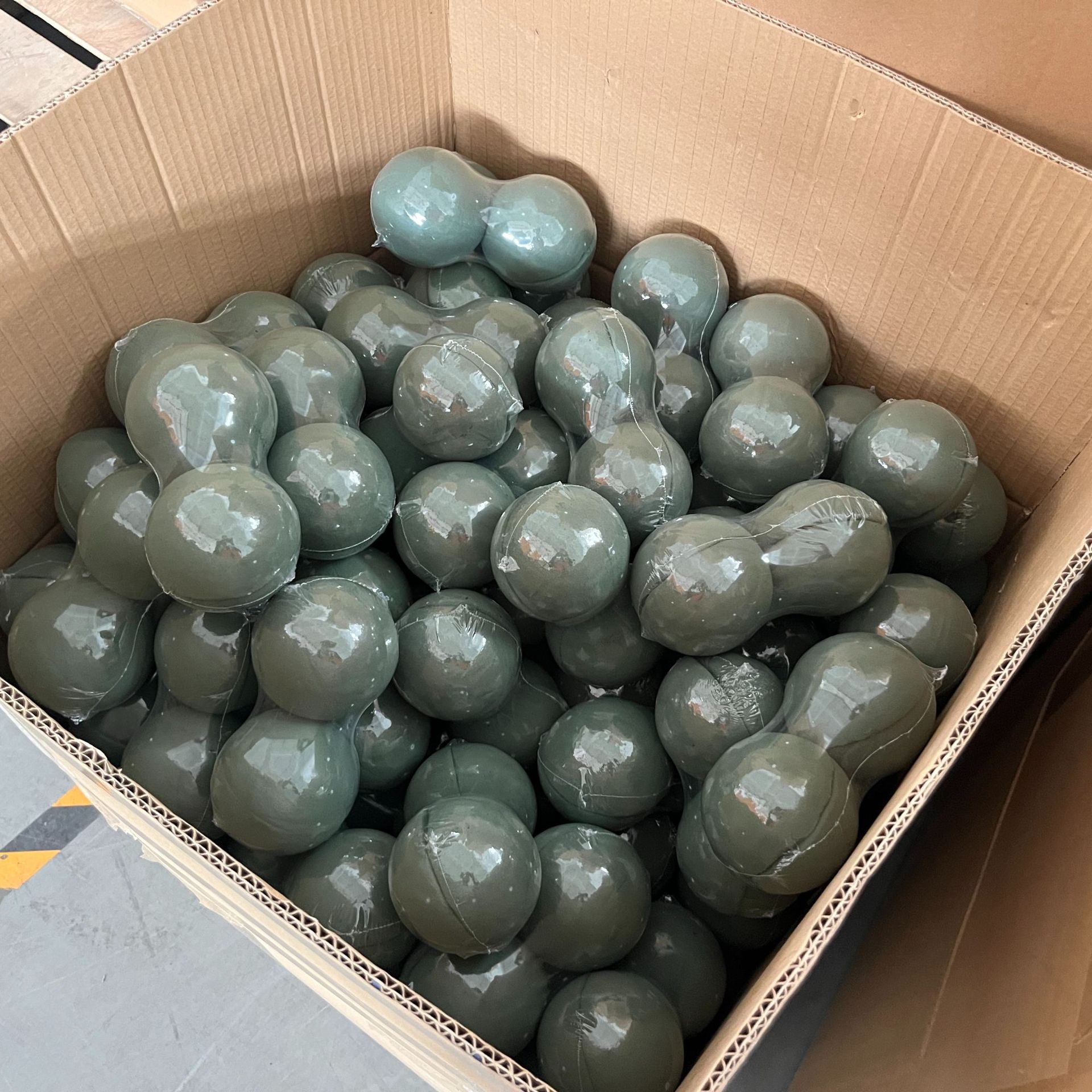 Una caja completa de barro de flores, una pieza, una canasta de flores de punto de fábrica, arreglo floral de bricolaje, absorción de agua, barro de flores sellado de plástico independiente único