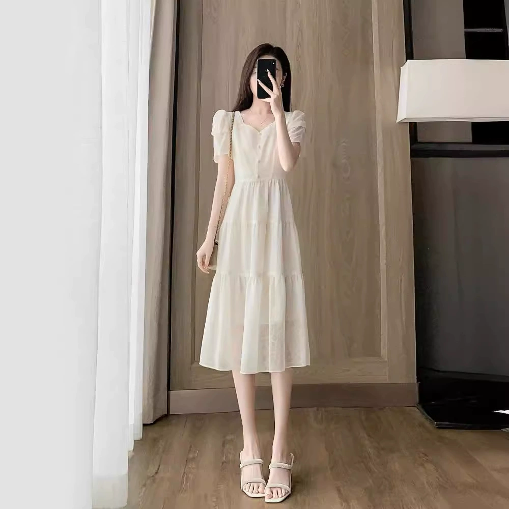 Французское романтическое ретро-модное платье в западном стиле 2025 года, белое, с завышенной талией, дышащее и легкое, с короткими рукавами и юбкой средней длины.