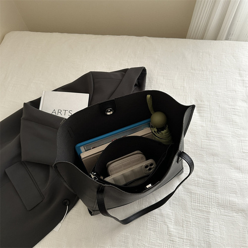 Simple large capacity fashionable tote bag new contrasting color minimalist style commuter shoulder bag temperament versatile underarm bag women