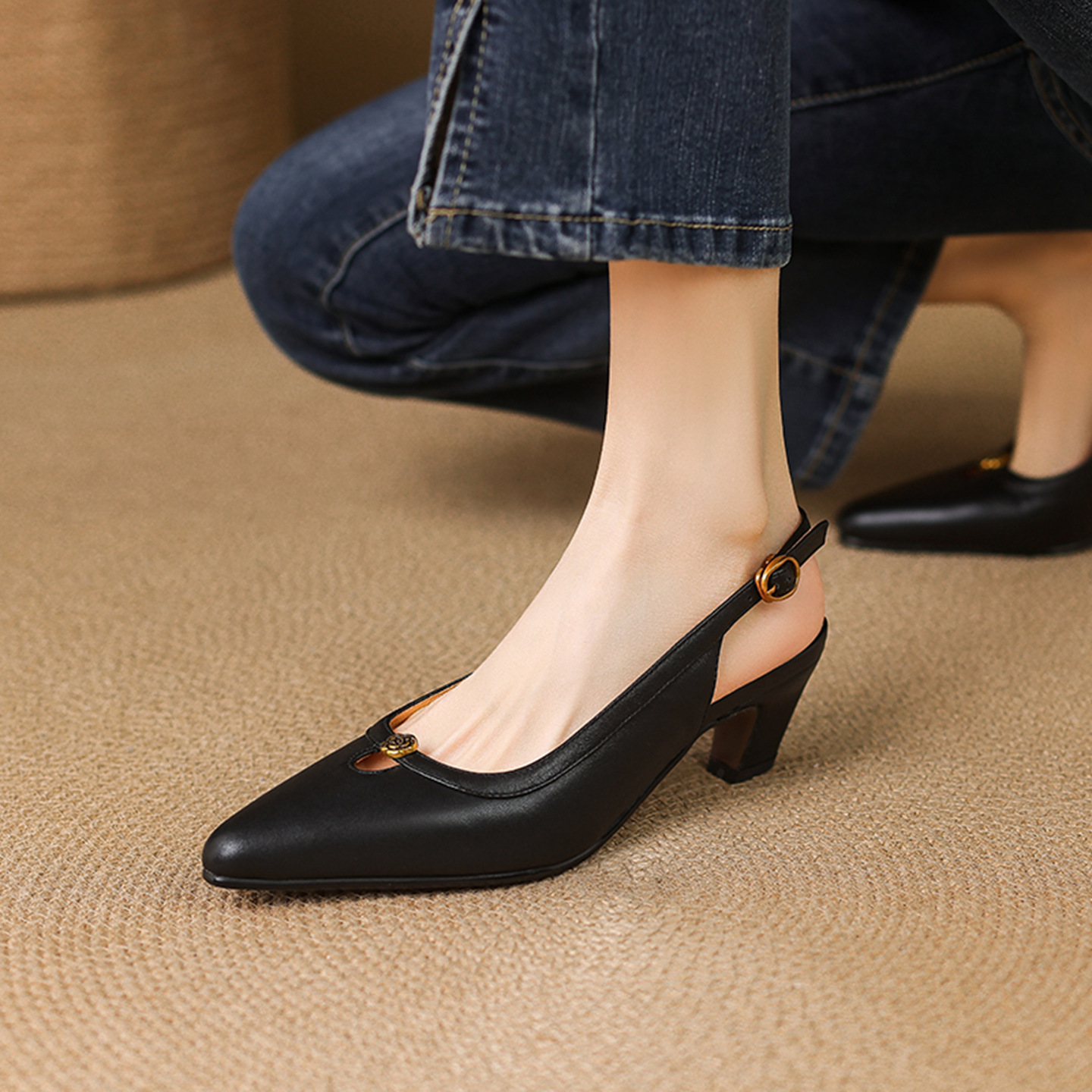 Sandal nữ mũi hở quai ngang gót thấp phong cách Hàn Quốc — đen