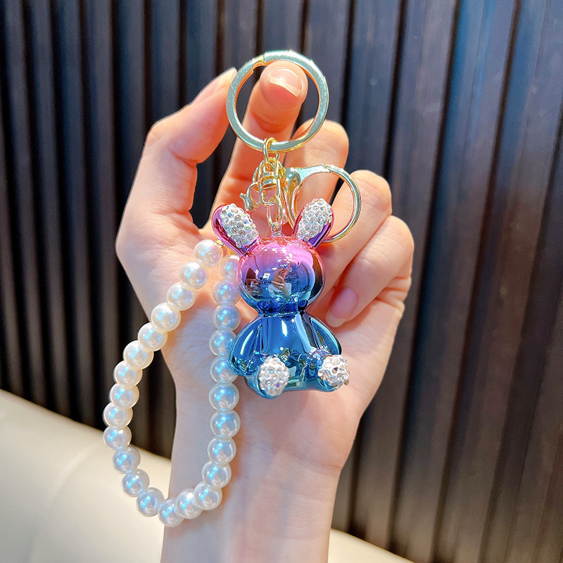 Cadena de perlas con incrustaciones de diamantes llavero de conejo bolso de muñeca colorido colgante llavero de coche máquina de muñecas regalo al por mayor