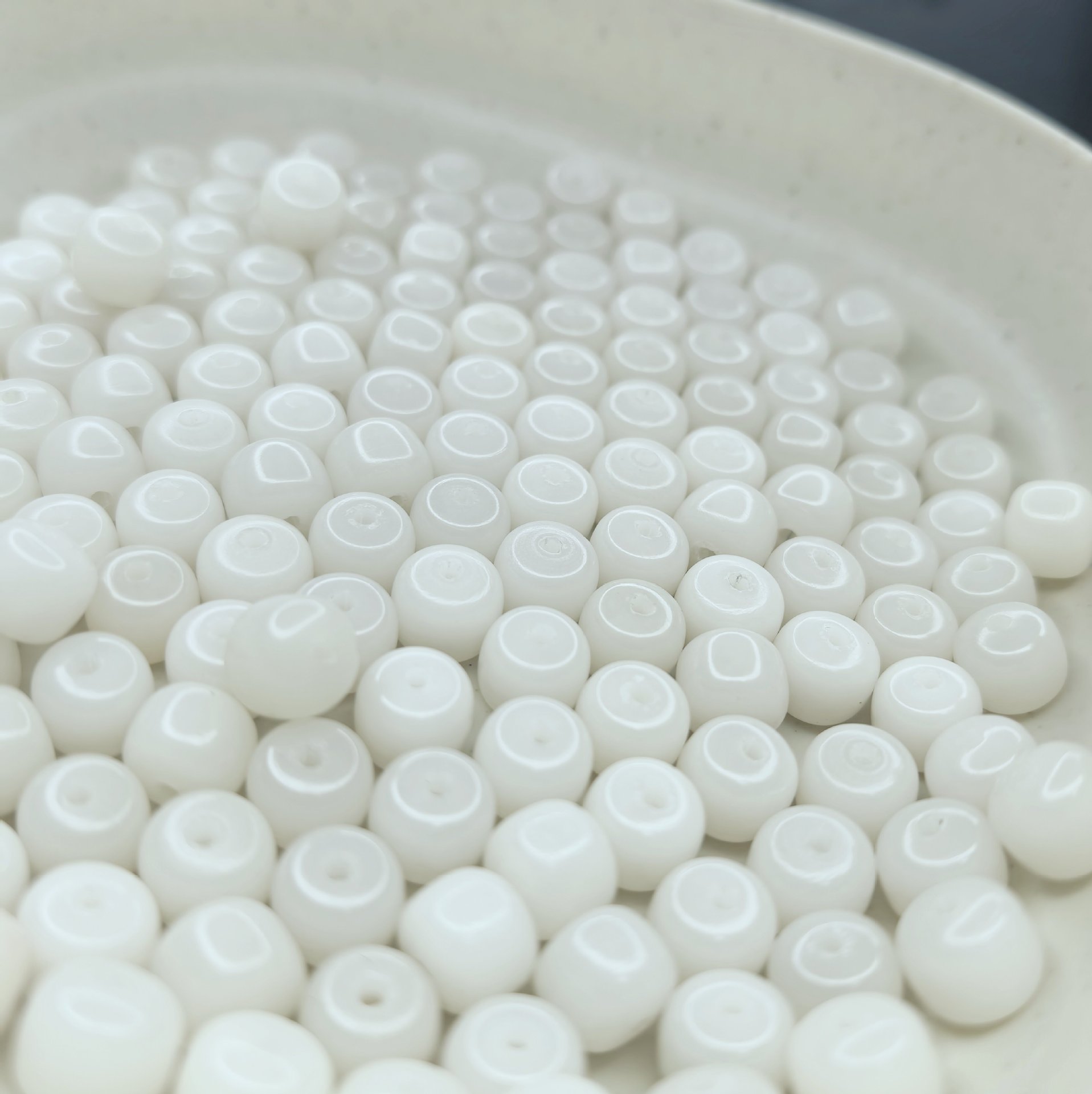 Бусины бочонки белые 8х9мм