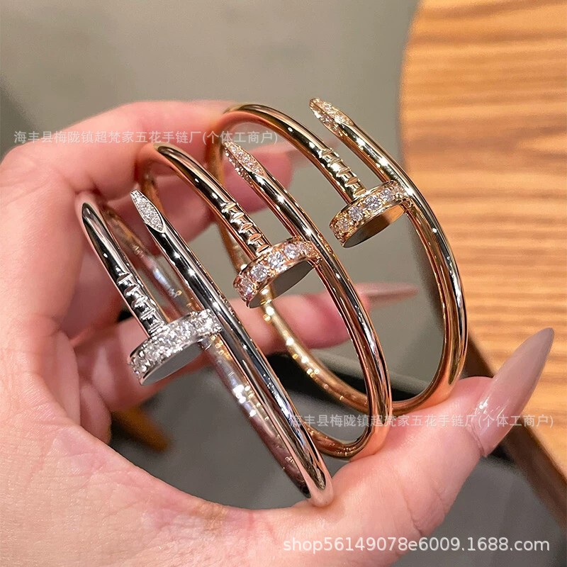 Classic women's bracelet with studs, 18k gold-plated, high-end light luxury feel, full of diamonds, couple's bracelet with starry sky design and diamonds at both ends Classic women's bracelet with studs, 18k gold-plated, high-end light luxury feel, full of diamonds, couple's bracelet with starry sky design and diamonds at both ends