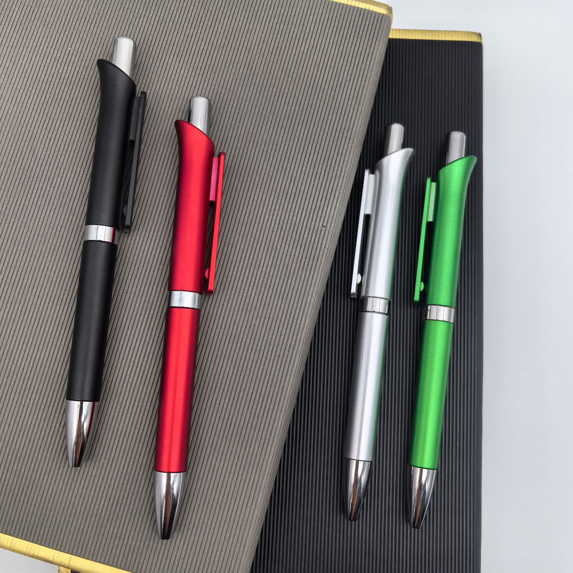 Presione el bolígrafo publicitario, poste de pintura en aerosol clásico, bolígrafo de plástico, regalo, promoción, bolígrafo publicitario, personalización