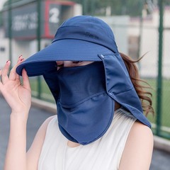 帽子の女性の夏の日焼け止めの帽子は顔を隠して自転車に乗ります。