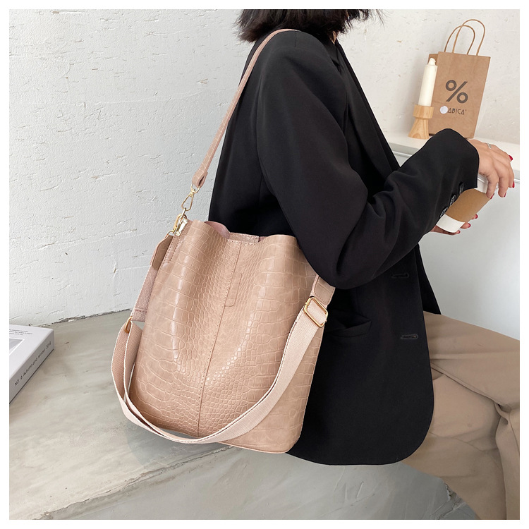 Women's Small Pu Leather Solid Color Crocodile Fashion Bucket String Bucket Bag display picture 6