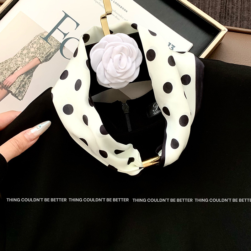 Bufanda de seda de lunares Sentido avanzado Nuevo estilo nacional Flor Protector de cuello Decoración de clavícula Bufanda pequeña Protector de cuello Bufanda de seda magnética