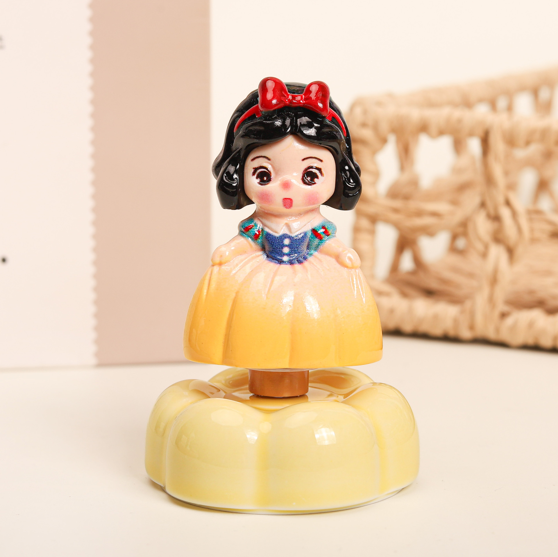 New Snow White Ceramic Rotating Car and Desktop Ornament, Suitable for Gifting, Wholesale