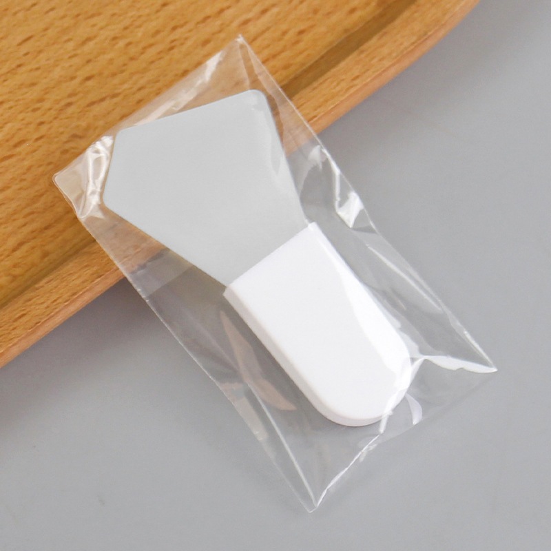 White pole: diamond-shaped short-handled brush