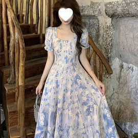 茶歇方领油画蓝色碎花连衣裙女夏季新款收腰显瘦大码长裙子潮