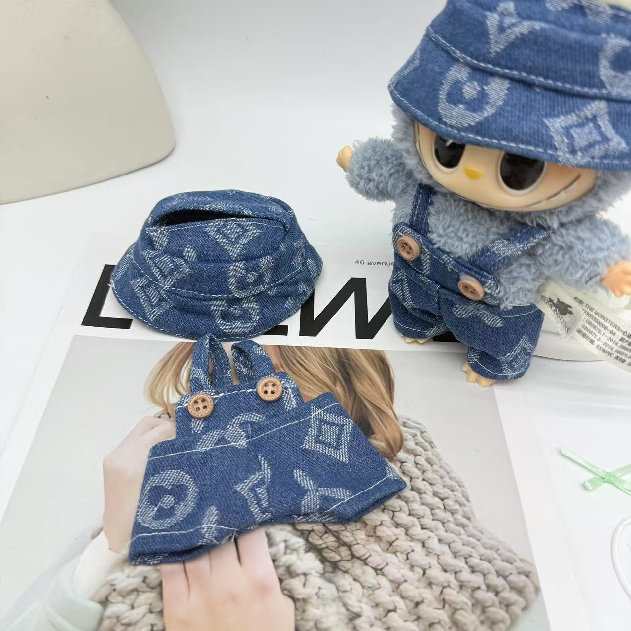 Una, dos y tres generaciones de ropa Labubu colgantes de ropa Labubu se sienta ropa de bebé, pantalones de mochila, set de tendencia explosiva sombrero de pescador