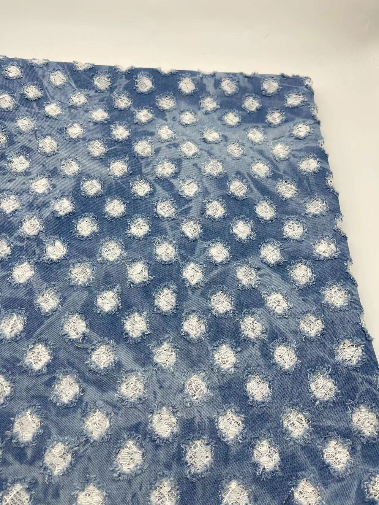 穴をあけて穴を開けたデニムの布地のファッション的な個性の工芸の布地のデザイナーのズボンの上着のカバンのメーカーは直接販売します。