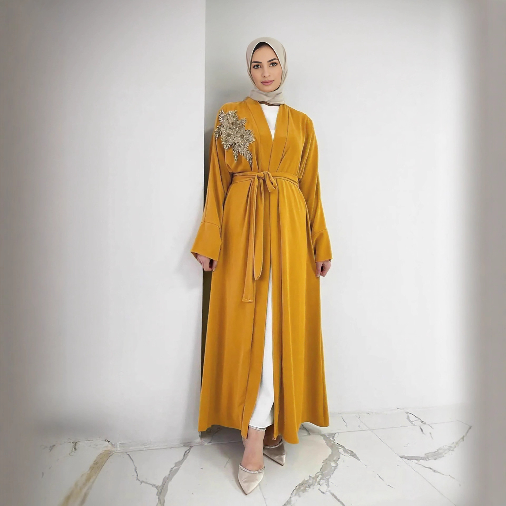 Elegantes, besticktes muslimisches Abaya-Kleid-Set – Dubai-Stil, schlichtes langes Gewand mit Applikations-Cardigan, islamisches Gebetsoutfit in Kurkuma-Farbe_voghion.com