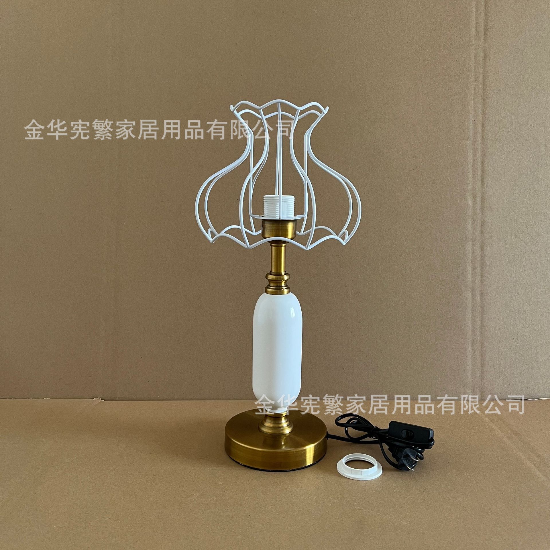 El pequeño libro rojo de estilo europeo retro recomienda la combinación de marco de hierro con base de melón de invierno de metal con botón de alambre de bricolaje para abrir