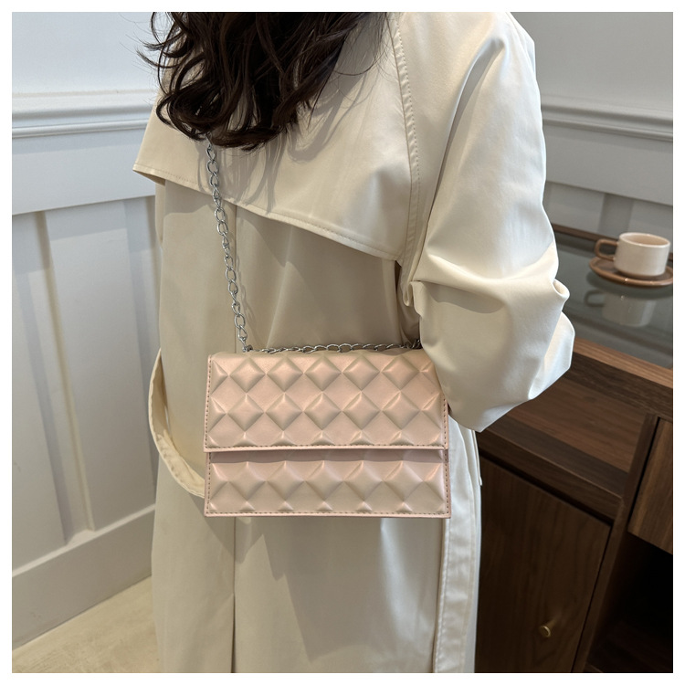 The 2024 autumn new embossed diamond-shaped single-shoulder crossbody bag with a chain design is a niche, fashionable, simple and retro small square bag undefined