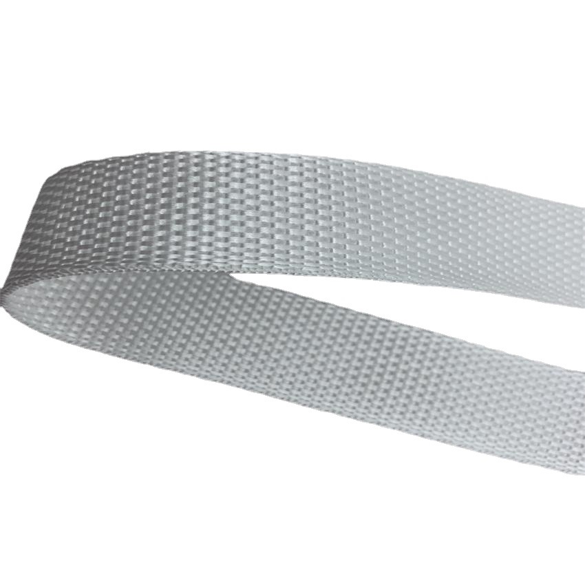 Cinta tejida de polipropileno (PP) blanqueada de 2.5 cm, tejido liso y perlado, en stock del fabricante, para correas de mochilas, asas y accesorios de prendas.