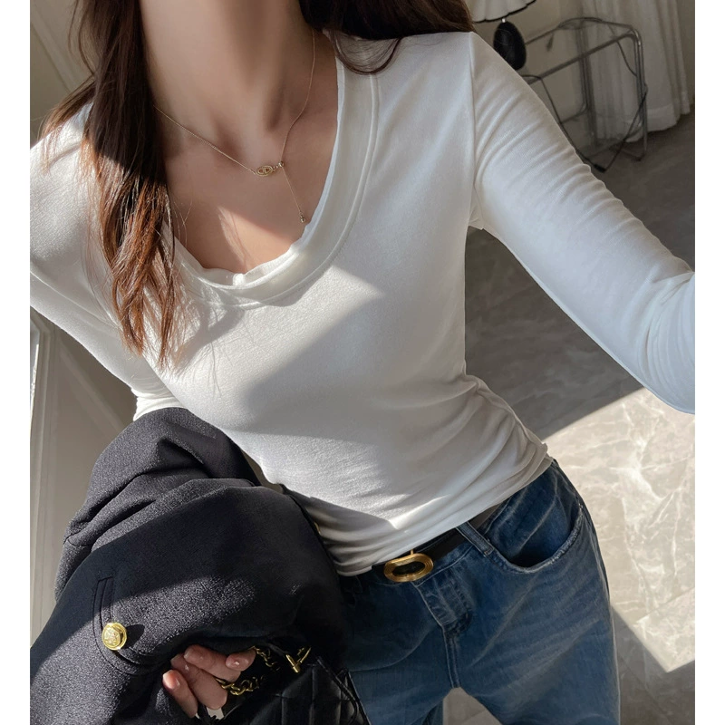 Body-friendly fitted long-sleeve with a round collar