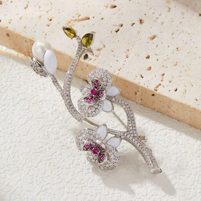 时尚优雅微镶满锆梅花胸针秋冬新款高级感衣饰胸花精致百搭女别针