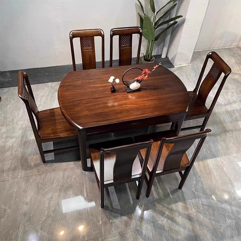 테이블 1개와 의자 4개